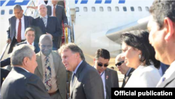Raúl fue recibido en un aeropuerto militar de Brasilia.