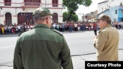 Raúl Castro (d) visita Santiago de Cuba antes del paso del huracán Matthew en 2016. Luego no visitó las zonas afectadas.