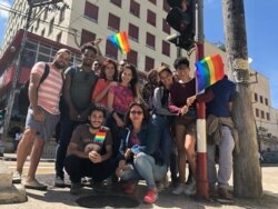 Activistas LGBTI en protesta ante el ICRT