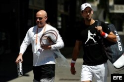 El entrenador Andre Agassi (i), junto al tenista Novak Djokovic (d).