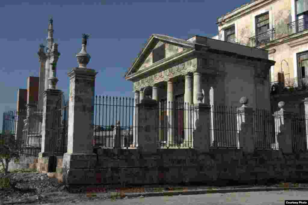 El Templete, lugar donde ha estado la ceiba, que es motivo de visita para muchos cubanos.