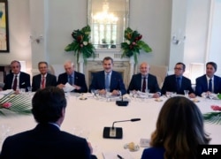 El rey Felipe con empresarios españoles en Cuba. el 13 de noviembre de 2019. Yander ZAMORA / POOL / AFP