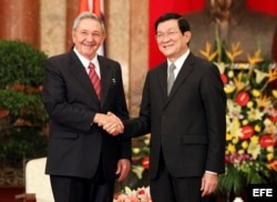 ARCHIVO. El presidente de Vietnam, Truong Tan Sang recibe a Raúl Castro en Hanoi, Vietnam, en julio de 2012.