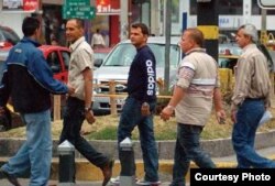 Los ecuatorianos identifican a los cubanos hasta por la forma de caminar