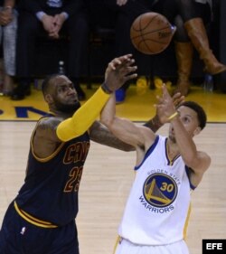 LeBron James de Cavaliers ante Stephen Curry de Warriors (i-d).
