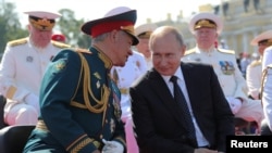El Presidente ruso Vladimir Putin y el ministro de Defensa Sergei Shoigu. Foto Archivo.
