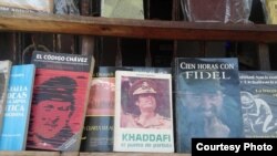 Biografías de dictadores en anaqueles de libreros particulares, en La Habana (foto de Wichy García)