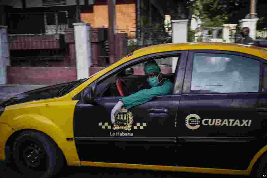 Un taxista se protege del contagio del COVID-19. AP Photo / Ramon Espinosa