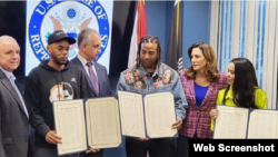 Integrantes de Patria y Vida reciben Record de la canción en el Congreso de EE.UU