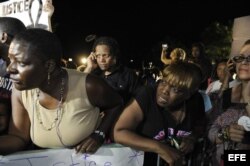 Manifestantes reaccionan al veredicto de inocencia en el juicio de George Zimmerman en el Centro de Justicia Criminal del Condado de Seminole en Sanford, Florida.