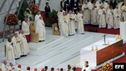 El papa Francisco durante la misa de clausura de XXVIII Jornada Mundial de la Juventud que ha oficiado hoy en la playa de Copacabana de Río de Janeiro.