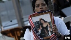 Linda Torrens sostiene un retrato de su prima Janine Nicole Gonzalez.