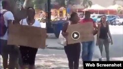 Protesta frente al Parque de la Fraternidad para exigir la liberación de los activistas de UNPACU. (Captura de video/Facebook)