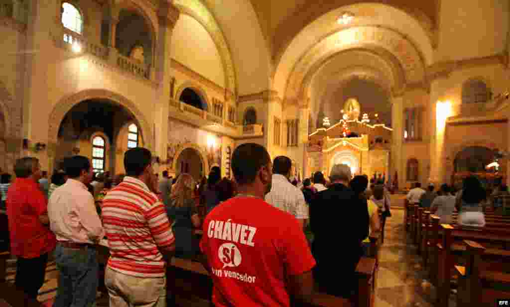 Decenas de personas oran por la salud y la recuperación del mandatario venezolano, Hugo Chávez en La Habana.