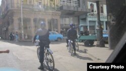 Policías en bicicleta en una foto del blog Fotos desde Cuba. 
