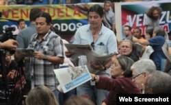 Integrantes de la delegación oficial cubana distribuyen panfletos contra los miembros de la oposición pacífica.