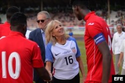Jill Biden saluda a los jugadores del once cubano antes del partido amistoso EE.UU.-Cuba en el estadio Pedro Marrero
