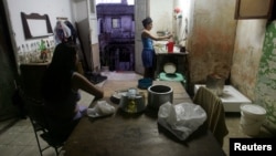 La hora de preparar la comida en una casa de La Habana Vieja. REUTERS/Claudia Daut