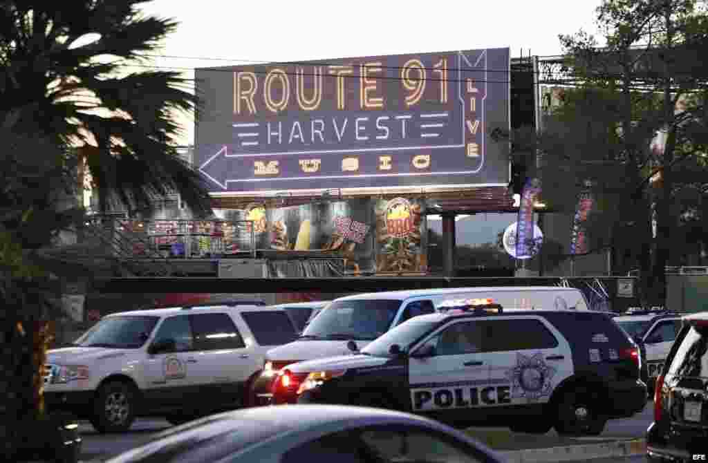 Vehículos policiales bajo una señal que indica la localización del festival country "Route 91 Harvest", en Las Vegas, lugar donde se produjo el tiroteo
