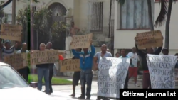 Reporta Cuba. Activistas durante una protesta en La Habana.