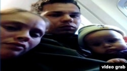 Una de las familias, en el momento en que eran deportados a Cuba. (Captura de video/Univision)