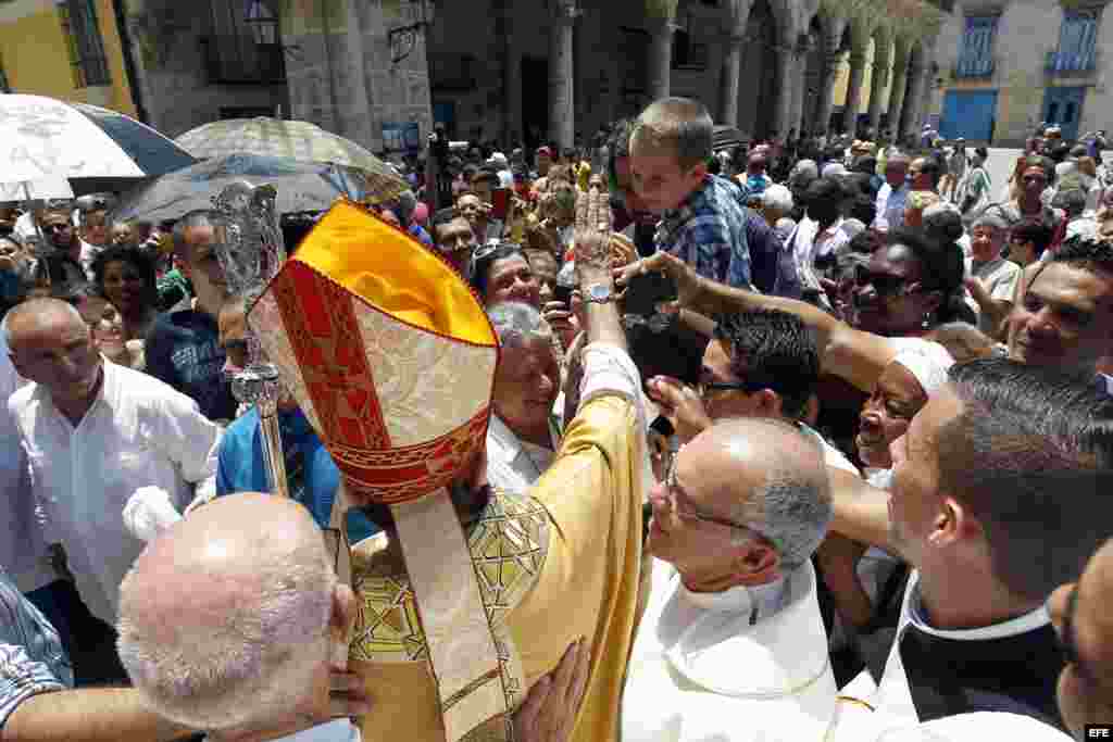 &nbsp;Fieles religiosos saludan al nuevo arzobispo de La Habana, Juan de la Caridad García Rodríguez (i), durante su primera misa en la Catedral de La Habana hoy, 22 de mayo de 2016
