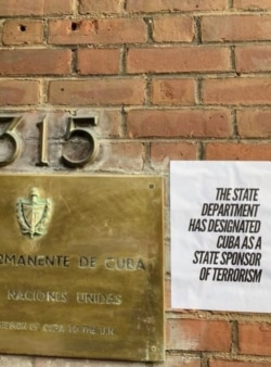Carteles frente a la sede del régimen de La Habana en NY