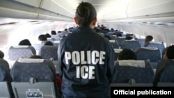Una operación de deportación supervisada por ICE.