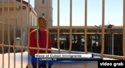 Mochila a la espalda, el cubano Eddy Montero deja atrás el punto de control fronterizo de Laredo, Texas.