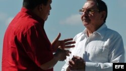 Hugo Chávez (i), y Raúl Castro (d), conversan el 21 de diciembre de 2007 en la IV Cumbre de Petrocaribe, celebrada en Cienfuegos.