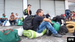 Migrantes cubanos, dispuestos a establecerse temporalmente en hoteles de Panamá, para luego intentar llegar a Estados Unidos.