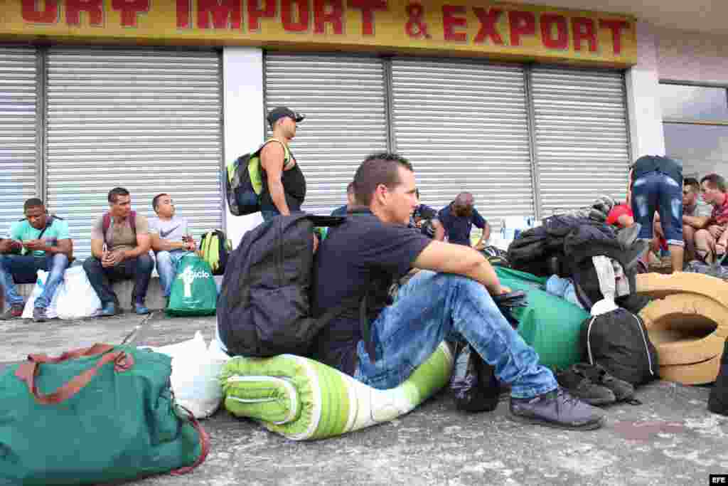 Migrantes cubanos, dispuestos a establecerse temporalmente en hoteles de Panamá, para luego intentar llegar a Estados Unidos.