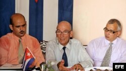Los opositores cubanos Héctor Maseda (c), Roberto Díaz Vázquez (d) y Frank Ernesto Carranza (i) hablan durante una rueda de prensa en La Habana (Cuba). 