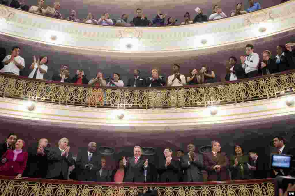  El presidente de Cuba, Raúl Castro (c abajo), saluda a su llegada al discurso de el presidente de Estados Unidos Barack Obama hoy, martes 22 de marzo de 2016, en el Gran Teatro de La Habana, Cuba.