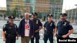 Nacho Rocha, junto a policías de Nueva York que custodian los alrededores de la sede de la ONU, donde realiza su huelga de hambre por Cuba. 