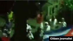 Acto de repudio el 3 de abril en la noche frente a la sede de la UNPACU en Santiago de Cuba.