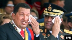 FOTO ARCHIVO. El presidente venezolano, Hugo Chávez (izda), y el ministro de Defensa, Raúl Baduel (dcha), se limpian el sudor durante el desfile militar celebrado después de su investidura como presidente el 10 de enero de 2007 en Caracas (Venezuela). 