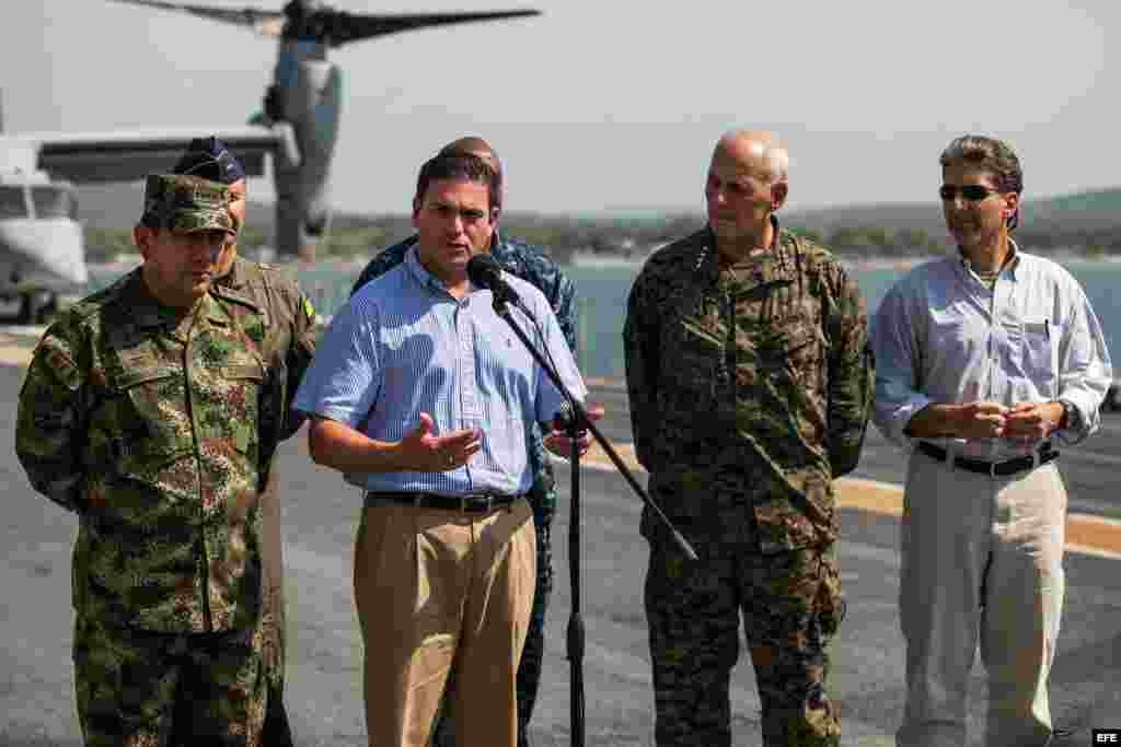 Desde la izquierda, el comandante general de las Fuerzas Militares de Colombia, Juan Pablo Rodríguez, el ministro de Defensa, Juan Carlos Pinzón, el comandante general del comando sur estadounidense, John F. Kelly, y el embajador de Estados Unidos en Colo