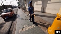 ARCHIVO. Un hombre camina por una céntrica calle de la provincia de Pinar del Río