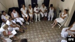 Damas de Blanco durante un Té Literario en Habana