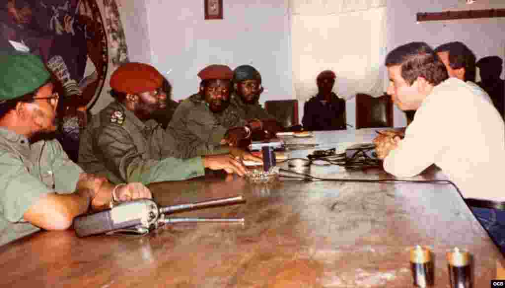 Regalado conversa con Savimbi sobre el apoyo del exilio cubano.