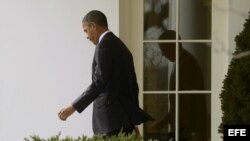 El presidente estadounidense, Barack Obama, sale del Despacho Oval de la Casa Blanca