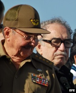 Raúl Castro y Gabriel García Márquez en una ceremonia militar.