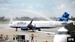 Vista del vuelo 387 de JetBlue bajo un arco de chorros de agua en la pista del Aeropuerto Internacional de Fort Lauderdale, Florida, Estados Unidos hoy, 31 de agosto de 2016. 