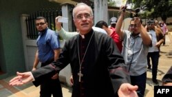 El obispo auxiliar de Managua, Silvio Báez, rodeado de periodistas tras conocerse la noticia de que el papa Francisco lo ha llamado a trasladarse a Roma. 