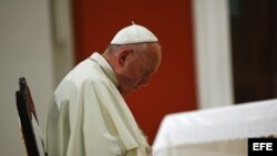 El papa Francisco ora en el santuario de la Virgen de la Caridad del Cobre, cerca de Santiago de Cuba.