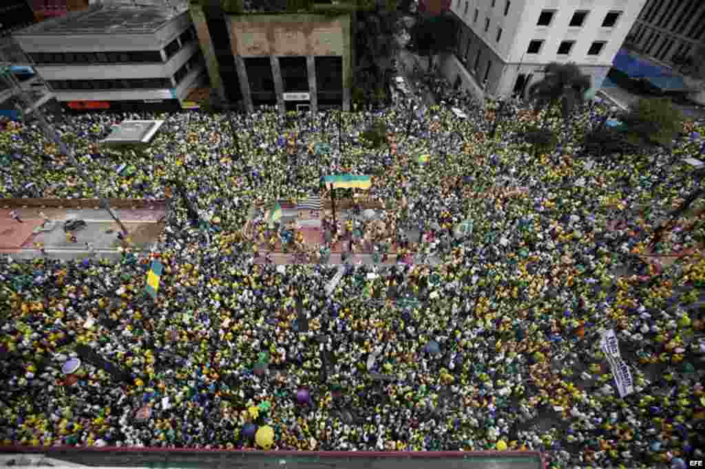 Opositores brasileños participan en una manifestación contra la presidenta Dilma Rousseff.