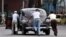 La mayoría de los turistas se declaran deslumbrados por la gran cantidad de carros americanos viejos que circulan en La Habana.