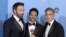Ben Affleck(izq) producer Grant Heslov (C) y George Clooney (D) durante entrega del Globo de Oro
