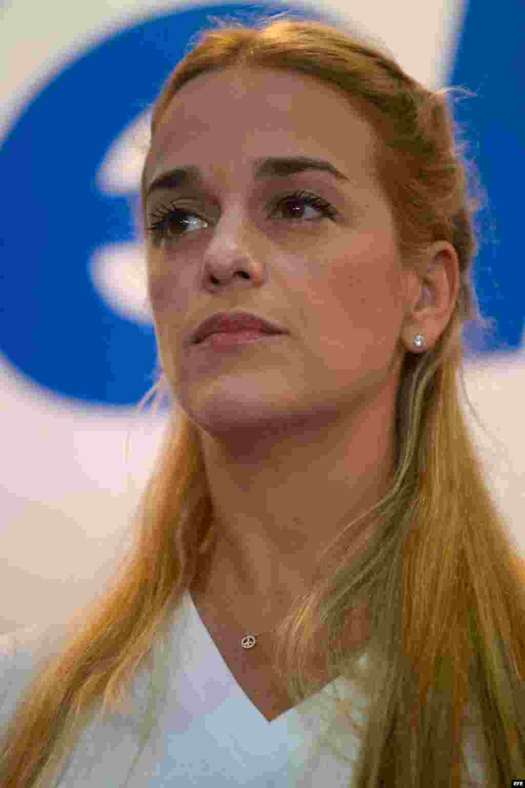 Lilian Tintori, esposa del líder opositor venezolano encarcelado Leopoldo Lopez, participa en un acto con candidatos a diputados de la coalición opositora Mesa de Unidad Democrática.